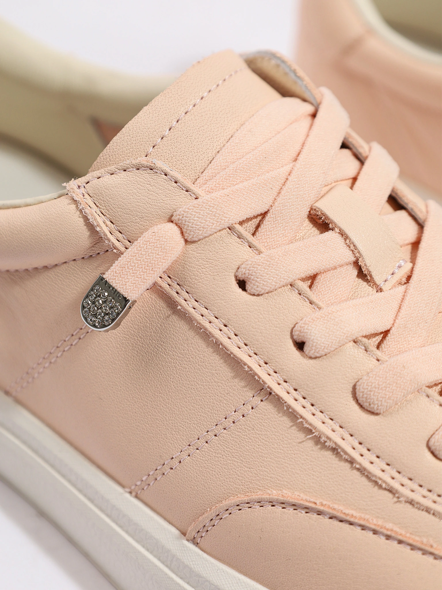 Кеды розового цвета на низкой подошве